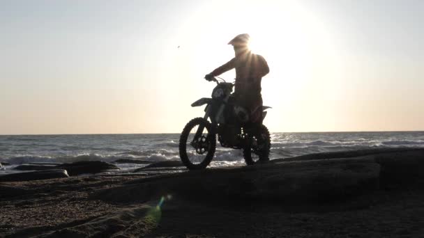 Silhouette ποδηλάτης σε προστατευτικό κράνος βόλτες γρήγορα παρελθόν κάμερα — Αρχείο Βίντεο