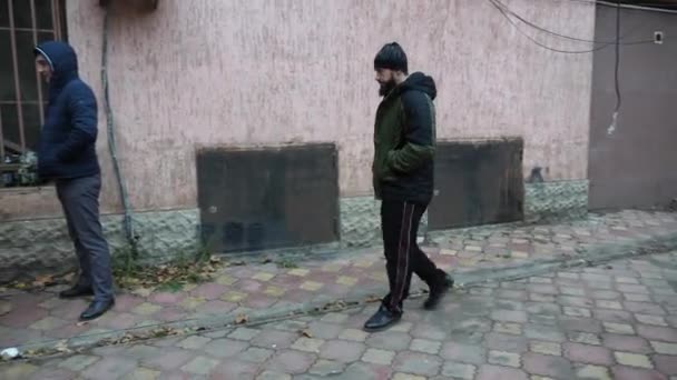 Le barbu s'approche des dealers et marche avec l'homme — Video