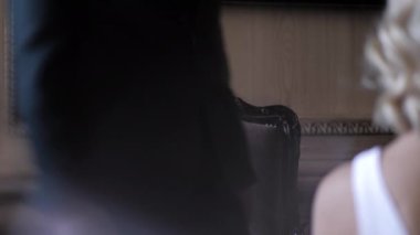 Yakışıklı bir adam karşısındaki kadının koltuğuna oturur.