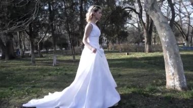 Güz parkında muhteşem gelinlikli çekici bayan.