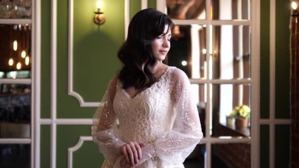 Mariée joyeuse en robe de mariée magnifique dans la chambre décorée — Video