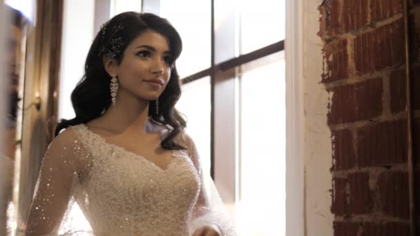 Okouzlující nevěsta v lesklých šatech se třpytí pohledy v zrcadle — Stock video