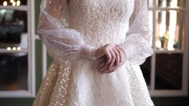 Bruid in prachtige jurk met glitter en parels op bodice — Stockvideo