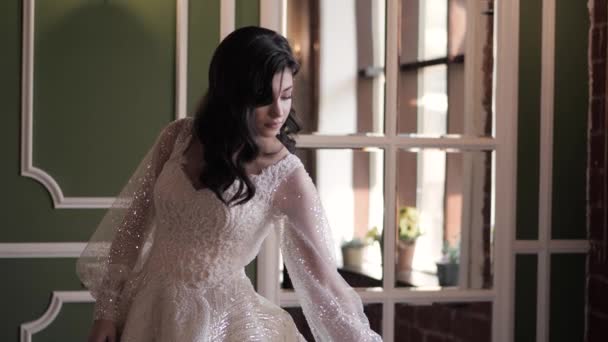 Щаслива наречена в сукні з прозорими рукавами біля дзеркала — стокове відео