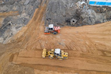 Rammer inşaat sahasının üst görüntüsünde çalışıyor.