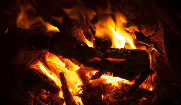 Şöminede Yakın Planda Odun Yanıyor Arkaplanı Ateşle — Stok fotoğraf