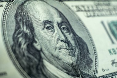 Benjamin Franklin bize yüz dolarlık makro banknot gösterdi. Birleşik Devletler parası yakın plan.