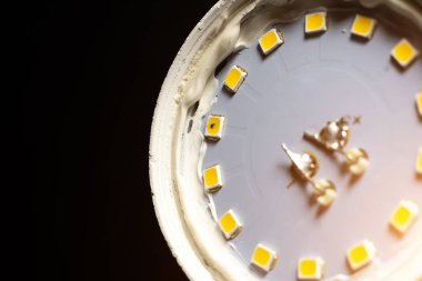 Siyah arka planda enerji tasarrufu yapan bir lambada hata oluştu.