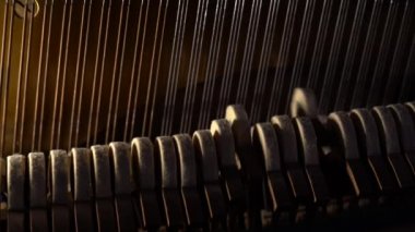 Piyanonun çekiçleri içeriden görünüyor.