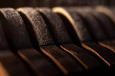 Piyanonun çekiçleri içeriden görünüyor..