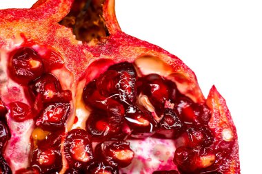 Beyaz bir arkaplan üzerinde nar yakın plan fotoğrafını kes.