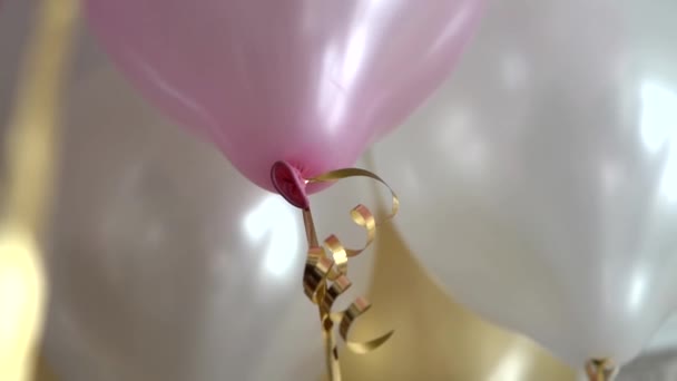 天井の下にある多色ヘリウム気球は — ストック動画