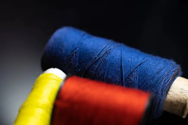 Multicolored Thread Reels Black Background Macro Photo — Stock Photo, Image