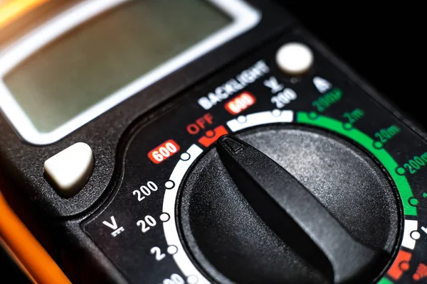 Çoklu metre paneli makro fotoğrafı kapat.
