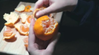 Eller Mandarin 'in kabuğundan temiz.