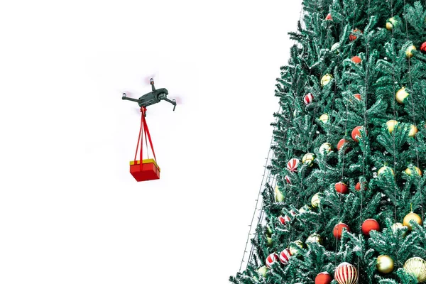 Dron Vuela Con Regalo Navidad Fondo Árbol Navidad — Foto de Stock