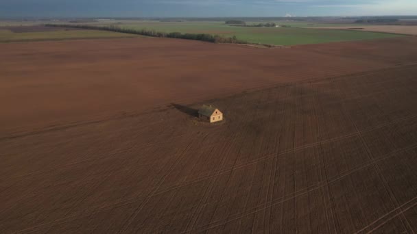 Selbstisolierung Einem Einsamen Haus Inmitten Eines Feldes Von Oben Aus — Stockvideo