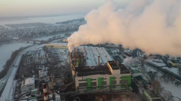 Rook Van Fabrieksschoorstenen Achtergrond Van Zonsopgang — Stockvideo