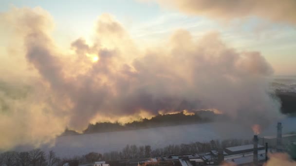 Gün Doğumunun Arka Planında Fabrika Bacalarından Duman Çıkıyor — Stok video