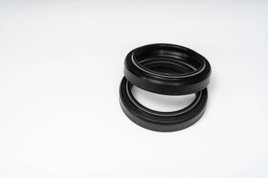 Beyaz arka planda bir çift yağ mühürü.