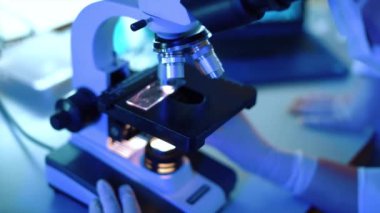 Biyoteknoloji laboratuvarında mikroskop, profesyonel ekipman.