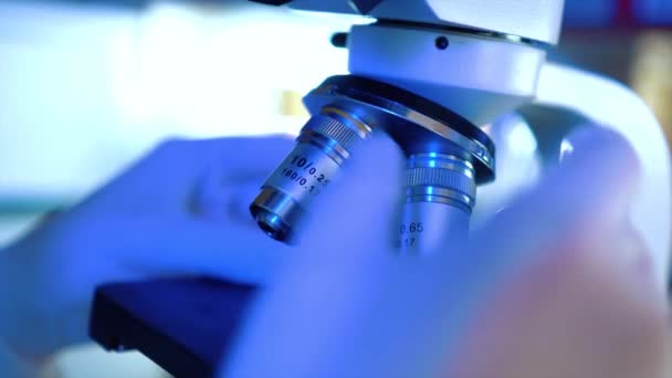 microscope en laboratoire biotechnologique, équipement professionnel.