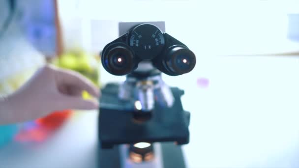 Mikroskop Laboratorium Biotechnologicznym Sprzęt Profesjonalny — Wideo stockowe