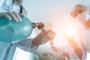 Doktor hastayı hayata döndürür. Hastanın gözlerinin açısı....