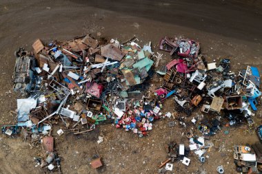 Zemin manzarasında hurda bir metal yığını. Metalin ikincil kullanımı.