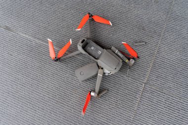 MOSCOW, RUSSIA - Mayıs 2017: Yükseklikten düştükten sonra dji mavic 2 profesyonel ezildi.