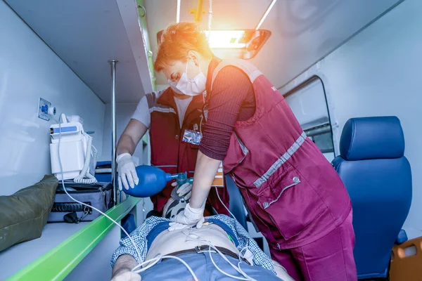 Paramedics Resuscitate Patient Car Rechtenvrije Stockfoto's