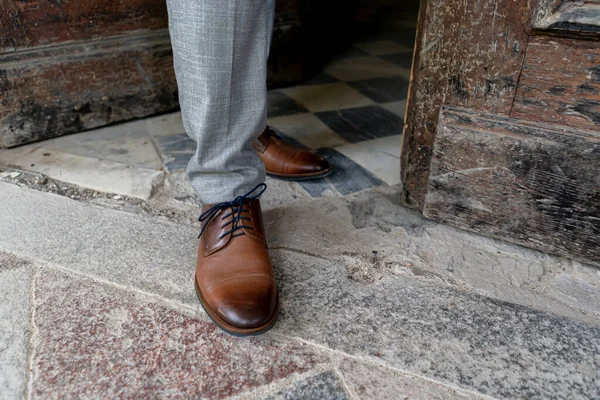 Close Van Mannenbenen Stijlvolle Bruine Schoenen — Stockfoto