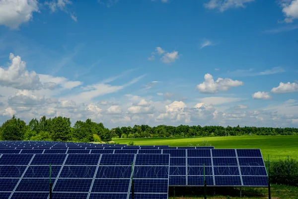 Solpaneler Blå Himmel Bakgrund — Stockfoto