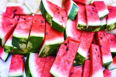 Dilimlenmiş karpuz yakın plan bulanık arkaplan.          