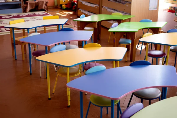 Gekleurde Kindertafels Kleuterschool Close Stockfoto
