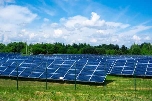 Una Central Solar Protegida Por Alambre Púas —  Fotos de Stock