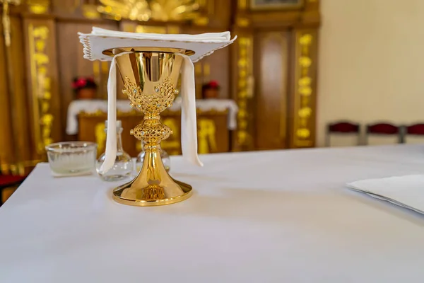 Uma Xícara Vinho Altar Uma Igreja Católica — Fotografia de Stock