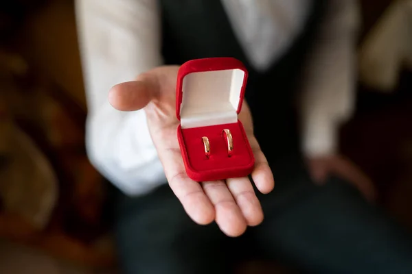 Anillos Boda Oro Una Caja Roja Mano — Foto de Stock