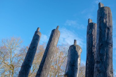 Yerres, Fransa - 26 Aralık 2020: Caillebotte mülkünün bahçesinde stilize edilmiş adamları temsil eden bir heykel grubunun yakın görüntüsü