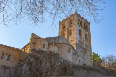 Saint-Martin-du-Canigou Manastırı 'nın güney Fransa' daki genel manzarası,