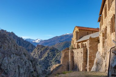 Güney Fransa 'daki Saint-Martin-du-Canigou Manastırı' ndan karla kaplı Pyrenean dağlarına bakın.