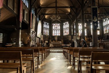 Honfleur, Fransa - 28 Eylül 2025: Honfleur 'deki Sainte Catherine Kilisesi. Sabahın erken saatlerinde, güneş ışığı kilisenin camlarından içeri girerken ve çok az sayıda tanınmış insan....
