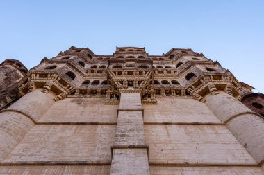Mehrangarh Kalesi 'nin ön cephelerinden birinin alçak açılı görüntüsü, Jodhpur, Hindistan,.