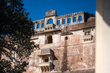 Hindistan, Rajasthan 'daki Kumbhalgarh kalesinin pencereleri öğleden sonra güneşli bir günde hiç insan olmadan alındı..
