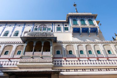 Jaipur Şehir Sarayı 'nın ana avlusunun ön cephelerinden biri. Kışın insan olmadan çekilmiş..