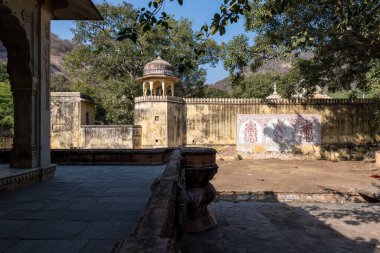 Gaitor Ki Chhatriyan, Jaipur, Rajasthan, Hindistan 'da gölgeli bir avlu. Güneşli bir kış gününde hiç kimse olmadan çekilmiş.