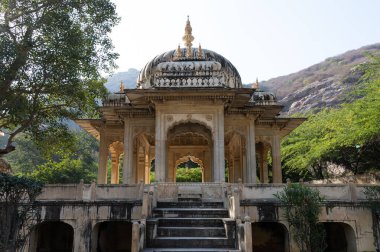 Gaitor Ki Chhatriyan, Jaipur, Rajasthan, Hindistan 'dan bir mezar taşı. Güneşli bir kış gününde hiç kimse olmadan çekilmiş.