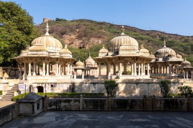 Gaitor Ki Chhatriyan, Jaipur, Rajasthan, Hindistan 'da bir grup mezar taşı. Güneşli bir kış gününde hiç kimse olmadan çekilmiş.