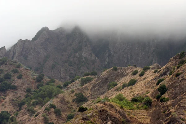 Sivri uçlu ipuçları ile yüksek Dağları — Stok fotoğraf