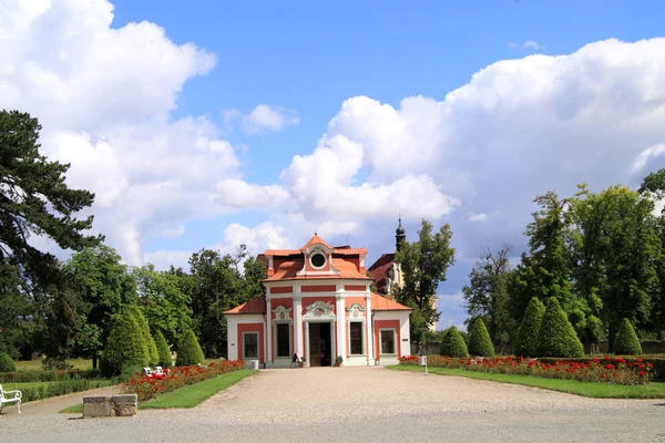 Tuin Paviljoen van het kasteel Mnichovo Hradiste in de Tsjechische Republiek — Stockfoto